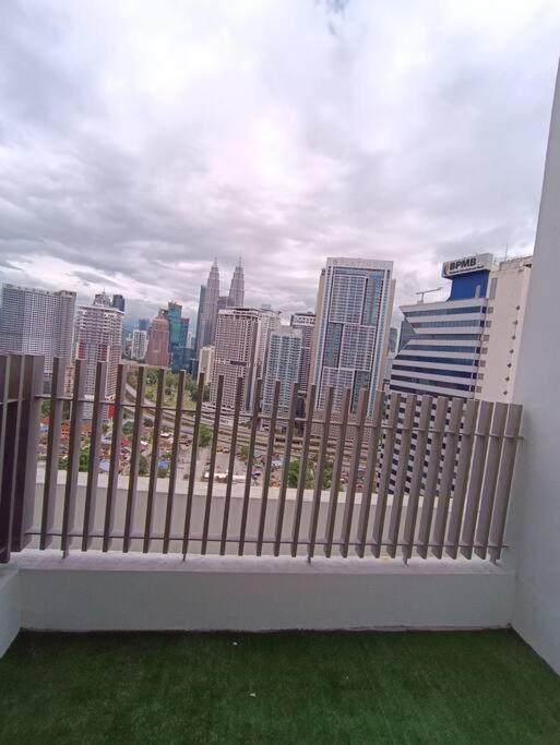 Cl 18a Modern Balcony Klcc View Infinity Pool Kuala Lumpur